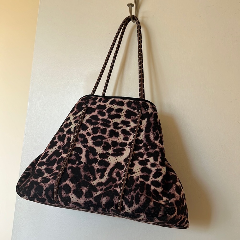 Large expandable neoprene tote with pouch